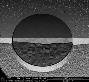 Efekt działania polerowania jonowego